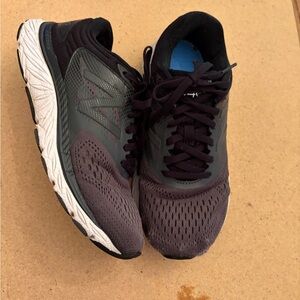 New Balance Gray and Black Athletic Sneakers Womens 8